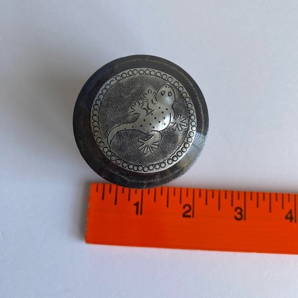 Vtg Round Wood Trinket Pill Box Hand Tooled Embossed With Metal Lizard‎ on Lid - Picture 5 of 7